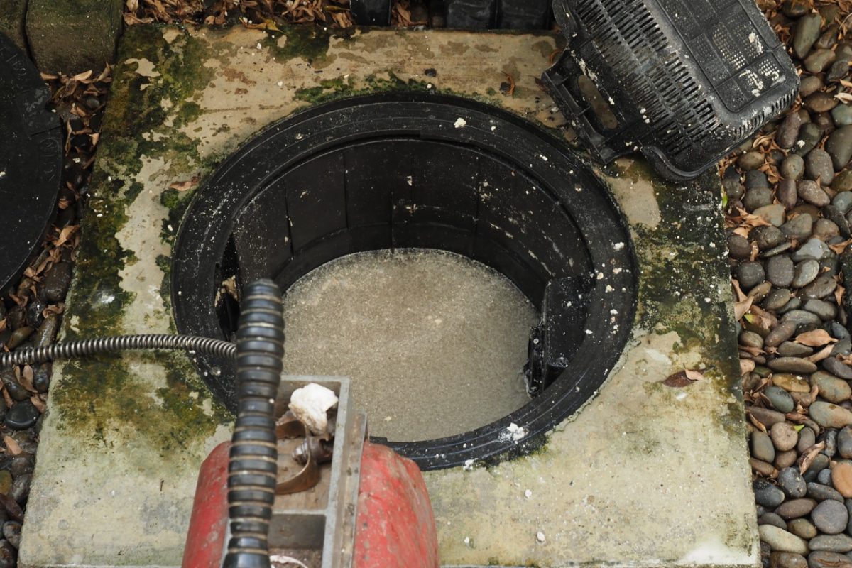 "Kanalschacht während der Kanalreinigung mit spezialisierten Geräten nach einer Rohrbruch Reparatur"